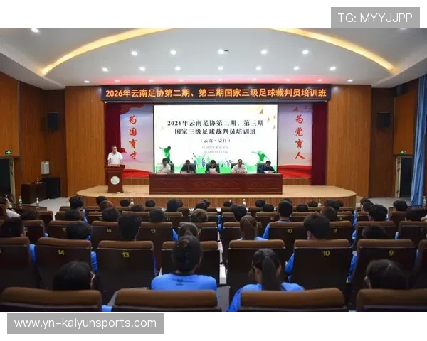 足球裁判在基层推广中建立评优机制与职业保障吸引裁判人才，足球裁判人员组员构成